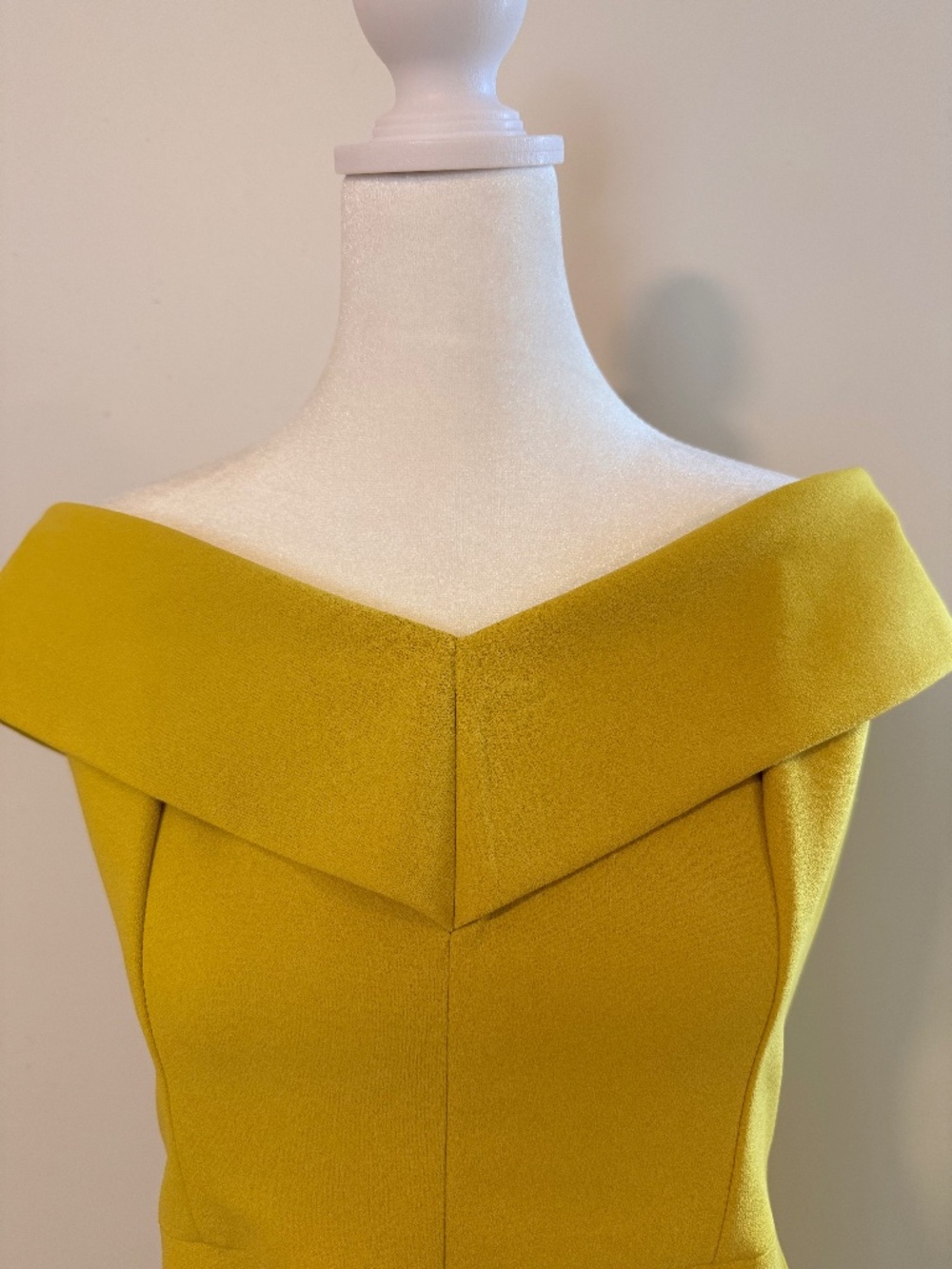 A standout Colour Chartreuse! - Picture 2 of 6